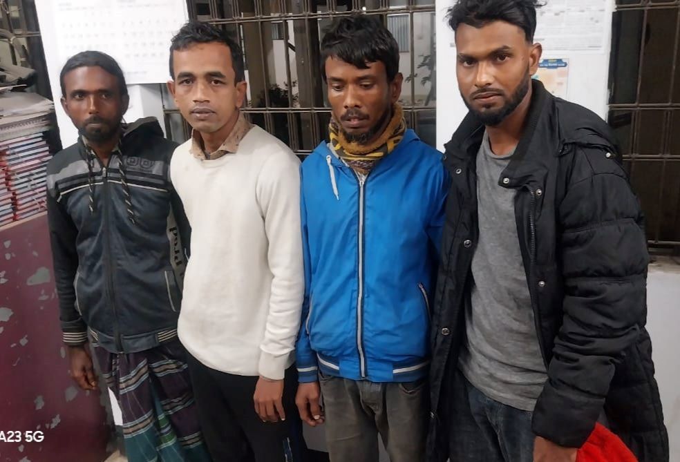 সিলেটে স্টেডিয়ামের কাউন্টারের সামনে থেকে চার জুয়াড়ি আটক